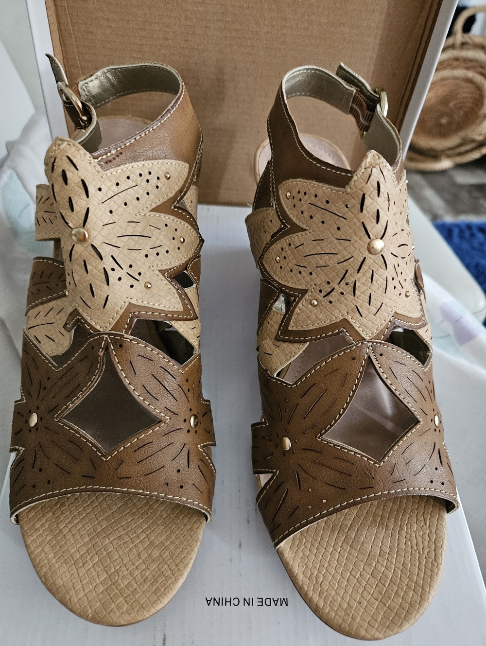 Women’s Floral Cutout Sandals in Brown and Tan Sz9 $8